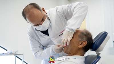 Secretaria de Saúde realiza atendimentos com especialistas em prótese dentária.